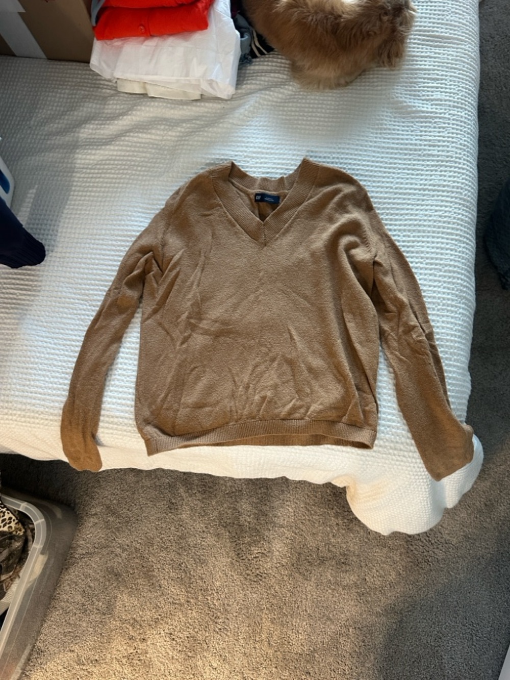 GAP Women's V-Neck Sweater in Camel Brown